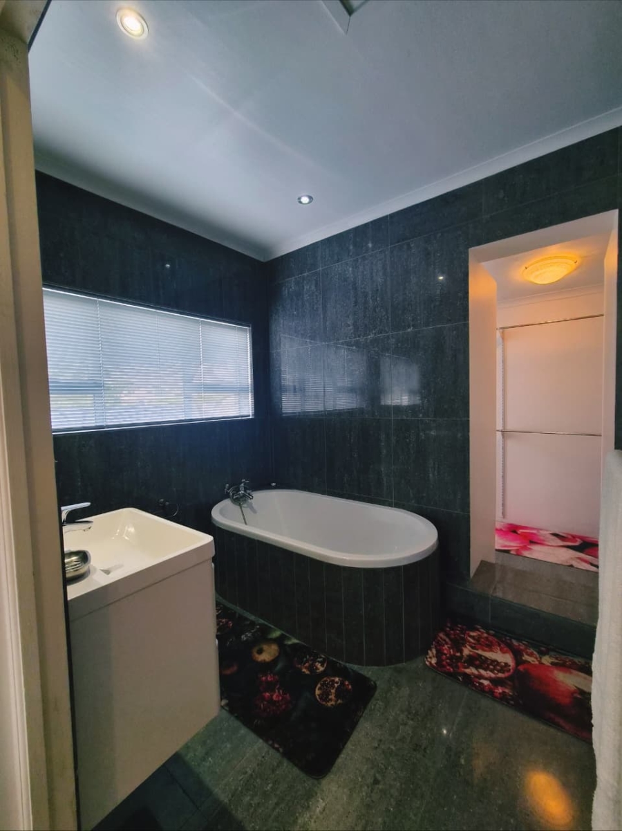 4 Bedroom Property for Sale in Stilbaai Wes Western Cape